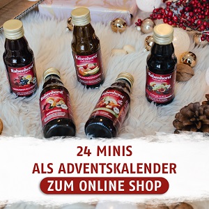 Fünf kleine Flaschen Rabenhorst-Saft liegen inmitten von Weihnachtsdeko